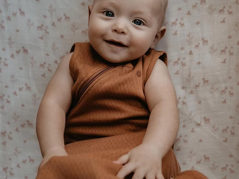 Ärmelloser Babyschlafsack TOG 1 - Toffee 2 Ärmelloser Babyschlafsack TOG 1 - Toffee – Bild 2