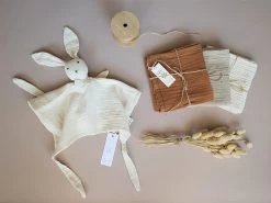 Geburtsgeschenk-Set Unter 30 Euro - Ruby Rabbit Natural -Boo Poo hasen kuscheltuch macadamia 2 1