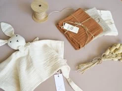 Neugeborenengeschenk-Set Eden Natural -Boo Poo hasenkuscheltuch macadamia 1