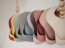 Mushie Silikonlätzchen - Rainbow -Boo Poo mushie silicone bib 2 3