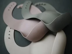 Mushie Silikonlätzchen - Cambridge Blue Confetti -Boo Poo mushie silicone bib 4