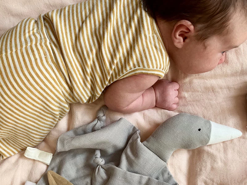 SAGA Schmusetuch Gans Bliki - Dusty Green 7 SAGA Schmusetuch Gans Bliki - Dusty Green – Bild 7