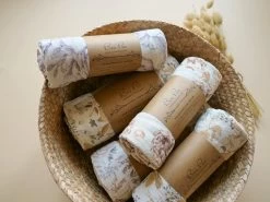 Geschenkset Zur Geburt - Wickelunterlage Nutmeg -Boo Poo spucktuecher ls1 1