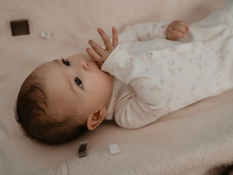 Strampler Aus Biobaumwolle - Light Grey Rainbow 5 Strampler Aus Biobaumwolle - Light Grey Rainbow – Bild 5