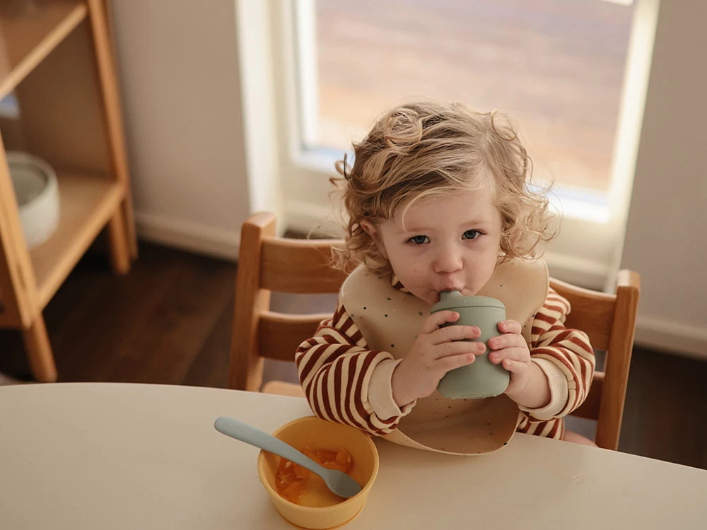 Mushie Weiche Schnabeltasse - Natural 2 Mushie Weiche Schnabeltasse - Natural – Bild 2