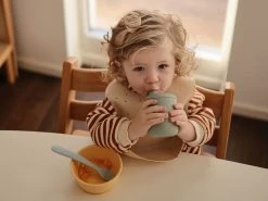 Mushie Weiche Schnabeltasse - Powder Blue 11 Mushie Weiche Schnabeltasse - Powder Blue -Boo Poo trinklernbecher sippy cup 3 2