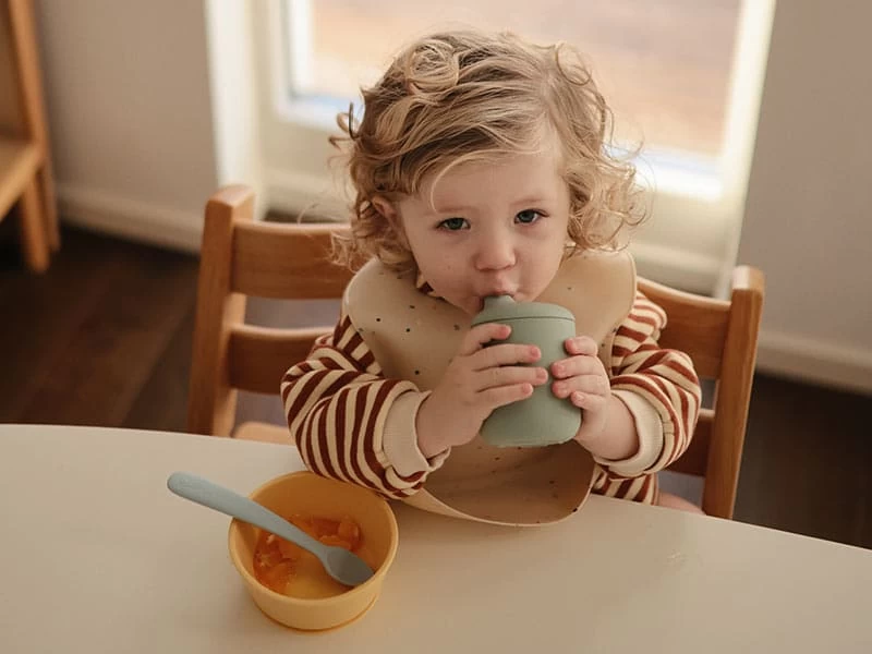 Mushie Weiche Schnabeltasse - Powder Blue 5 Mushie Weiche Schnabeltasse - Powder Blue – Bild 5