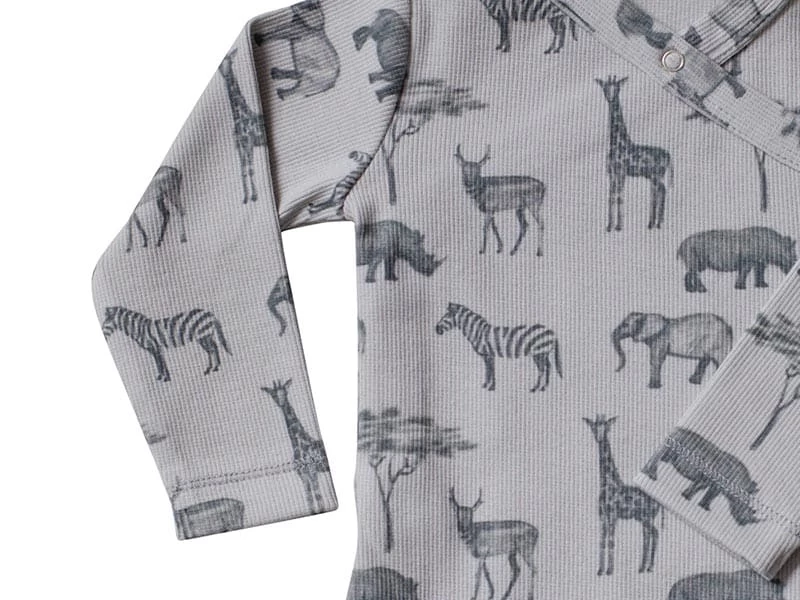 Babybody Mit Knöpfen - Storm Grey Safari 2 Babybody Mit Knöpfen - Storm Grey Safari – Bild 2